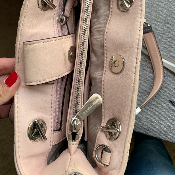 Michael Kors Shoulder Crossbody Bag Size 8L x 10W x 5D - Picture 13 of 17